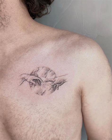 tatuajes pecho hombre pequeos|Tatuajes Pequeños para Hombres en el Pecho: Significados y。